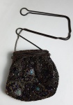 Bolsa anos 40 , com detalhes em missangas. 14 x 15 cm