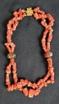 Colar em coral. Medida aberta: 40 cm.