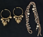 Bijuteria Fina - Três peças, sendo um colar e dois pares de brincos.<br>