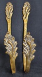  Dois suportes em metal dourado, ricamente cinzelado. Medindo: 25,5 cm