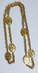 Colar em metal dourado. Medindo: 108 cm
