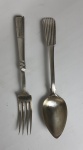 Antiga colher e garfo em prata, contrastada `P coroa`. Medindo: 18 cm e 19 cm. Peso: 107 g