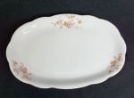 Renner - Travessa em porcelana com delicada decoração flora. Medindo: 32 x 22 cm.