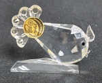 Escultura em cristal rainbow, representando `peixe`. Medindo: 5,5 x 6,5 cm.