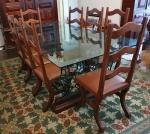 Mesa de jantar com base em madeira e ferro, tampo de vidro,  acompanha 8 cadeiras em madeira nobre com  assento em couro. Medindo: 77 x 220 x 110 cm e 110 x 42 x 44 cm. RETIRADA EM IPANEMA 