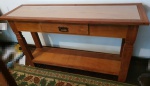 Aparador em madeira nobre, com 1 gaveta na parte central. Acompanha tampo de vidro. Medindo: 81 x 140 x 40 cm. RETIRADA EM IPANEMA 