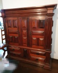 Antigo Louceiro em madeira nobre maciça, 2 portas e 4 gavetas almofadadas, puxadores e dobradiças em fer foger. Medindo: 180 x 174 x 50 cm. RETIRADA EM IPANEMA.