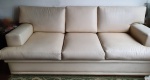 Sofá para três lugares em corino. Medindo: 82 x 215 x 88 cm. Marcas de uso. RETIRADA EM IPANEMA.