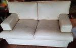 Sofá para dois lugares em corino. Medindo: 82 x 156 x 88 cm. Marcas de uso. RETIRADA EM IPANEMA.
