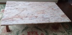 Mesa de centro cm estrutura em madeira nobre e tampo de mármore. Medindo: 31 x 115 x 67 cm. RETIRADA EM IPANEMA.