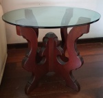 Mesa de canto em madeira nobre, com tampo em grosso vidro. Medindo: 51 x 60 cm. RETIRADA EM IPANEMA.