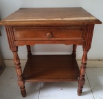 Mesa de cabeceira em madeira com uma gaveta. Medindo: 55 x 49 x 40 cm. No estado. RETIRADA EM IPANEMA.
