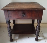 Mesa de cabeceira em madeira com uma gaveta. Medindo: 47 X 41 X 37 cm. No estado. RETIRADA EM IPANEMA.