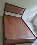 Cama em madeira nobre, com cabeceira em palhinha natural e quatro gavetões nas laterais. Medindo:111 x 195 x 143 cm. RETIRADA EM IPANEMA. 