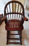 Cadeira de balanço em madeira nobre. Medindo: 93 x 47 x 47 cm. RETIRADA EM IPANEMA. 