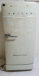 Philco - Geladeira anos 40. Medindo: 143 x 57 x 67 cm. Funcionando. Apresenta marcas de uso. RETIRADA EM IPANEMA.