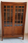 Livreiro em madeira nobre com portas de correr envidraçada. Medindo: 150 x 90 x 35 cm. RETIRADA EM IPANEMA.
