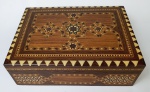 Caixa porta joias em madeira marchetada. Medindo: 7,5 x 22 x 16 cm. 