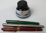 Três canetas tinteiro diversas e vidro com tinta Sheaffer.