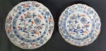 Meissen - Dois pratos em porcelana alemã, da manufatura de Meissen, esmaltado na cor azul, decorado com fios de ouro, sobre fundo branco, do padrão dito Cebolinha e bordas onduladas. Medindo: 17,5 cm e 19,5 cm.
