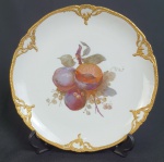 KPM - Antigo prato de coleção em porcelana polonesa, esmaltado com frutos ao centro e bordas com rica douração em alto relevo. Medindo: 22 cm.