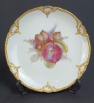 KPM - Antigo prato de coleção em porcelana polonesa, esmaltado com frutos ao centro e bordas com rica douração em alto relevo. Medindo: 22 cm.