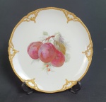 KPM - Antigo prato de coleção em porcelana polonesa, esmaltado com frutos ao centro e bordas com rica douração em alto relevo. Medindo: 22 cm.