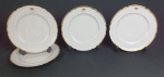 Quatro pratos em porcelana Breul à Paris, século XIX, brasonado, na cor branca com fio de ouro. Medindo: 23 cm. Apresenta desgastes