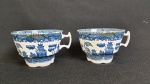 Duas xícaras em porcelana chinesa, com rica decoração floral em tom de azul.