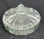 Compoteira em vidro, anos 50, moldado. Medindo: 11 x 17,5 cm. Apresenta bicados. 