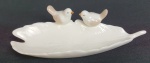 Bebedouro de pássaros em porcelana, na cor branca. Medindo: 6 x 21 cm. 