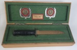 Cutelaria - Antiga Faca/adaga, KA-BAR (original) em estojo, homenagem ao General Braga, apresentado pelo Coronel Yitshak Inbar. Medindo: 30 cm, estojo: 11 x 14 x 41 cm.