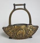 Eberle - Estribo em metal dourado ricamente cinzelado. Medindo: 16 x 17 cm. 