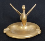 Cinzeiro em bronze, representando cisne. Medindo: 8 x 10 cm. 