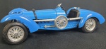 Miniatura de carro - Bugatti type - 1934 - Scala 1/18, plástico rígido. Medindo: 25 x 10 cm. 