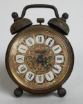 Relógio de mesa/ despertador, de origem alemã. Medindo: 8 x 6 cm.