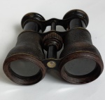 Antigo Binóculo - Paris - Chevalier Opticien, década de 30. Medindo: 9,5 x 12 cm. 