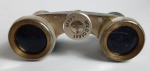 Antigo binóculo, japonês. Medindo: 9,5 x 12 cm. 