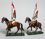 Dois soldados de chumbo. Medindo: 11 x 7, 5 cm. 1 no estado. 