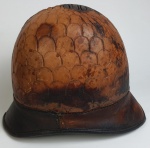 Militaria -Antigo capacete em madeira.  Medindo: 21 X 29 X 19 cm. No estado.