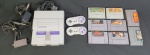 Super Nintendo Entertainment System - Console de vídeo Game, modelo NO.SNS-001. Medindo: 24 x 20 cm. Acompanham 2 controles e  8 jogos. Funcionamento desconhecido.
