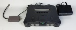 Nintendo 64 - Console de videogame. Modelo: NUSM-001(BRA). Medindo: 20 x 27 cm. Ligando