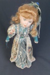 Brinquedo Antigo - Boneca de coleção, em porcelana, com suporte. Medindo: 39 cm