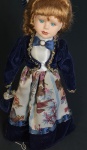 Brinquedo Antigo - Boneca de coleção, em porcelana, com suporte. Medindo: 37 cm
