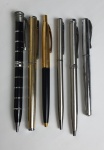Cinco canetas diversas esferográfica e uma tinteiro. 