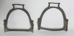 Par de estribos em bronze. Medindo: 9,5 x 10 cm.