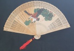 Grande leque oriental em madeira patinada, acondicionado em estojo. Altura 40cm e aberto: 71 cm