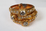 Anel em ouro amarelo 3 em 1, com 17 diamantes pequenos e 4 maiores. Aro: 25/ 26.  Peso: 13,5