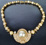 Peça exclusiva - Colar com bolas de ouro e perolas, com parte central cravejada de diamantes e perola barroca.  Medindo:38 cm. Peso: 54,55 g.