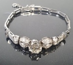 Pulseira em Platina, com frente cravejada com diamantes e parte central com diamante de 0.90 pontos, lapidação Brasil. Medindo: 18 cm Peso: 15.5 g